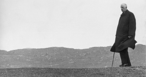 Charles de Gaulle seul sur la plage